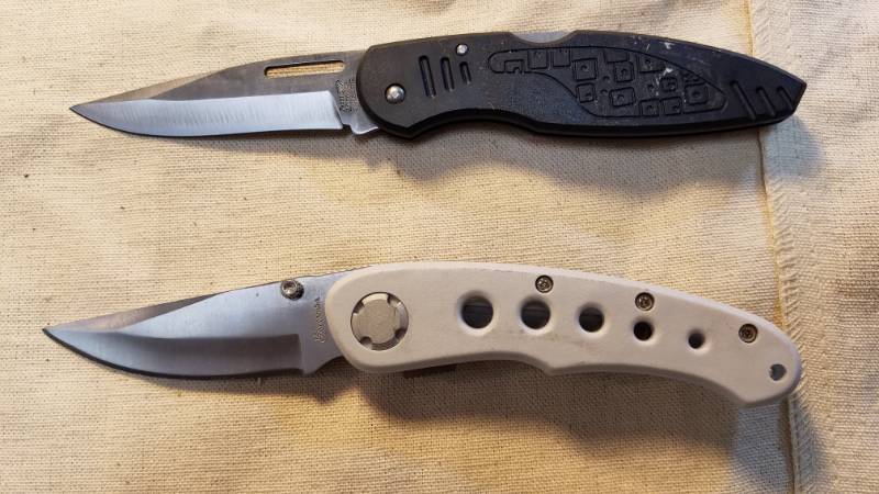 lot 9196 image: 2 Locking Knives (His and Hers) with Belt Clips � 1 bid