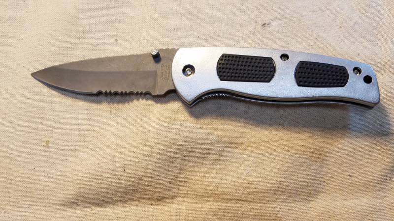 lot 9201 image: Frost Folding Knife with Belt Clip (Matches Lot 9198 - Get both for gifts)