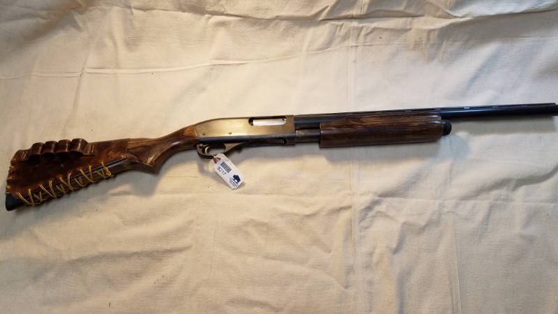 lot 9217 image: Remington 870 Express Magnum 12 gauge,  2 � and 3 - 3 12, Custom Leather Shell Holder