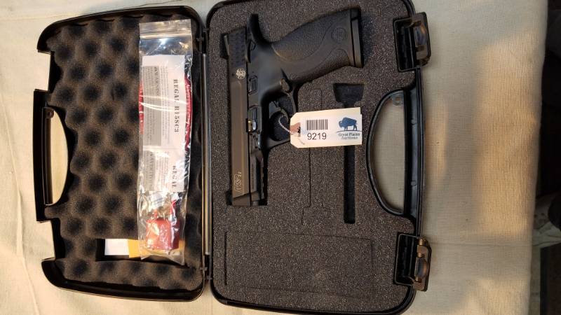 lot 9219 image: Smith&Wesson M&P .22 Pistol In Box with Accessories  Its the Perfect Christmas Gift you NEED to Get