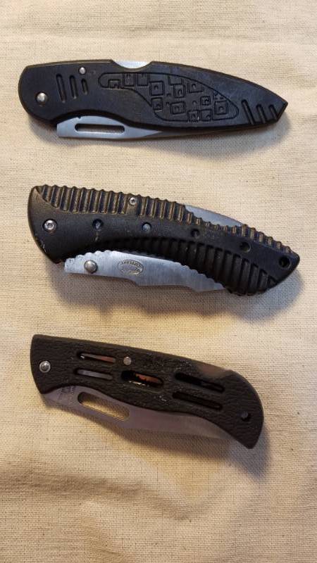 lot 9032 image: 3 Folding Pocket Knives in One Lot