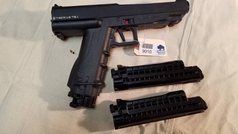 lot 9010 image: Paintball Gun Tiberius T8.1with 3 Magazines