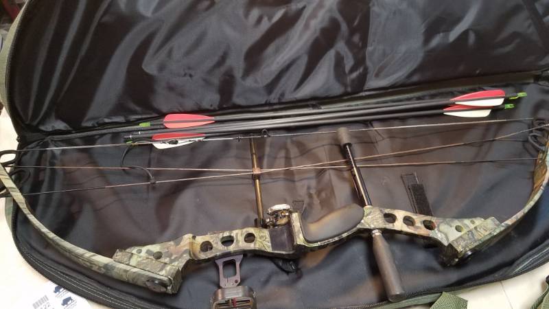 lot 9121 image: Compound Bow - Archery CSS with Soft Case and Several Arrows