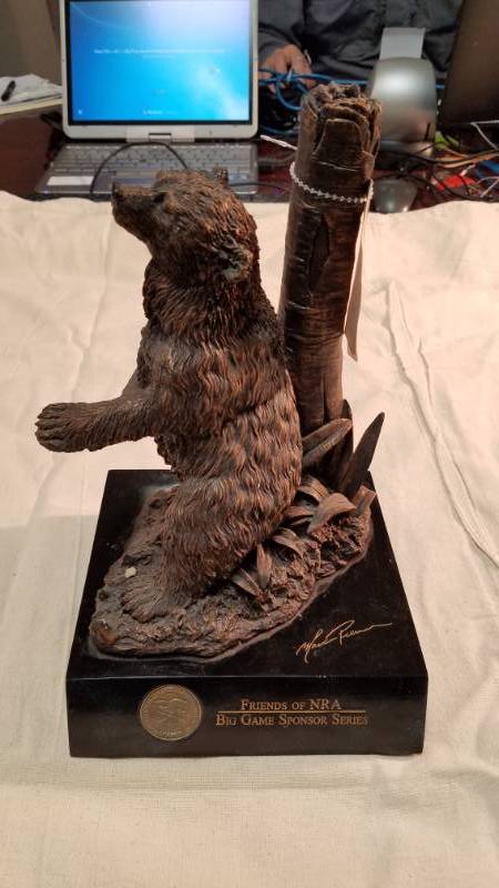 lot 9016 image: Bear Statue