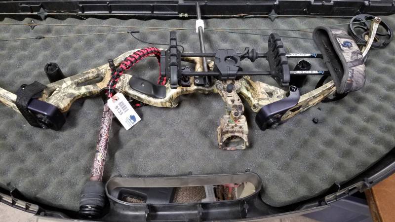 lot 9133 image: Compound Bow - Hoyt ZR 200 Tricked OUT  Check out all the Expensive Accessories