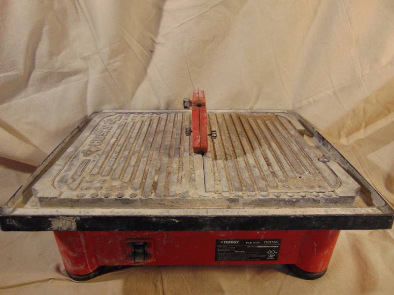 lot 9253 image: Husky Tile Saw - Looks like it has laser alignment