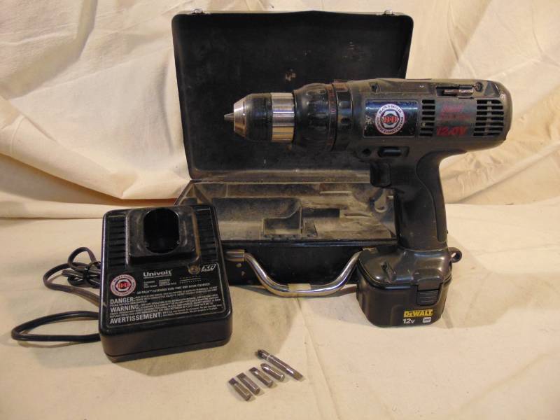 lot 9259 image: Black and Decker Cyclone Cordless Drill with Battery, Charger, Bits, and Case