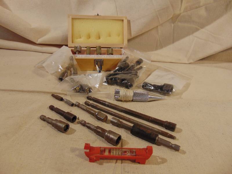 lot 9258 image: TOOLS - Router Bits, Screwdriver Socket Bits and Extensions, Level, Plumb Bob - Nice Lot