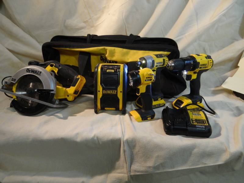 lot 9221 image: DEWALT Cordless  Power Tool Set  HELLO SANTA