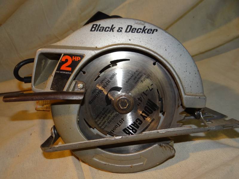 lot 9224 image: Black and Decker Circular Saw - 2HP