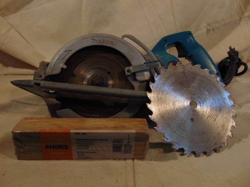 lot 9283 image: Makita Worm-Drive Saw In Case (Extra Blade and a package of shims thrown in)