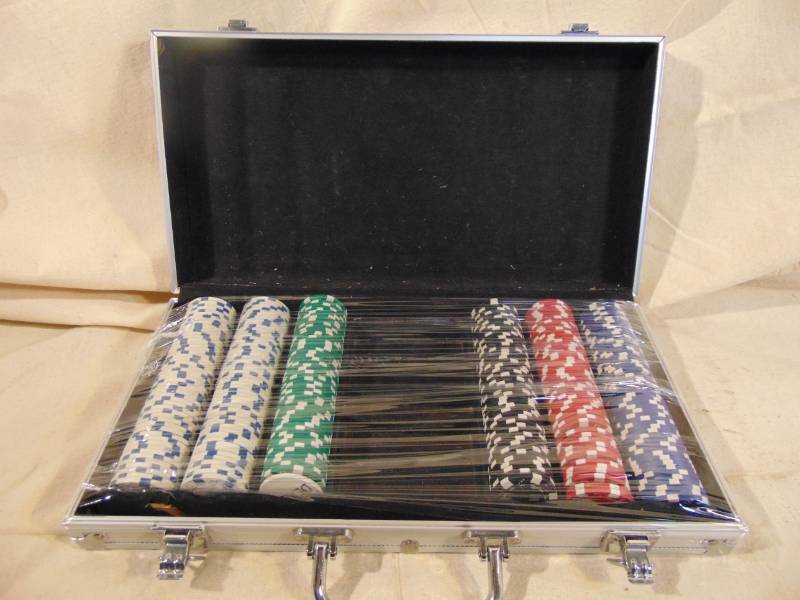lot 9296 image: Poker Chip Set in Case