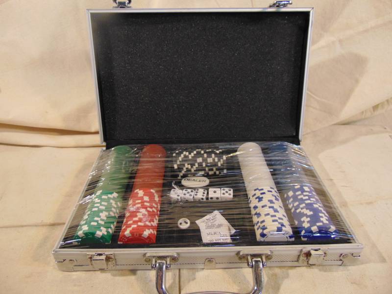 lot 9297 image: Poker Chip Set in Case