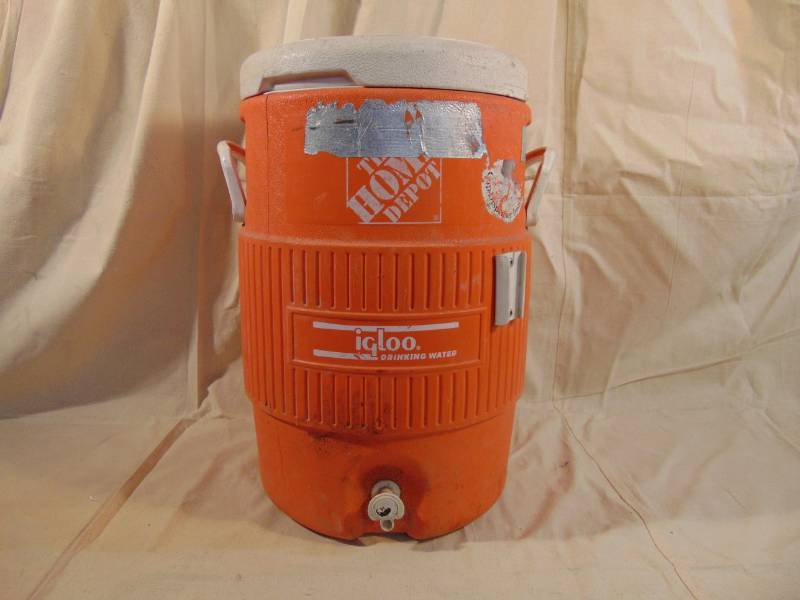 lot 9313 image: Igloo Water Cooler - Youre gonna want this next summer - Its an IGLOO