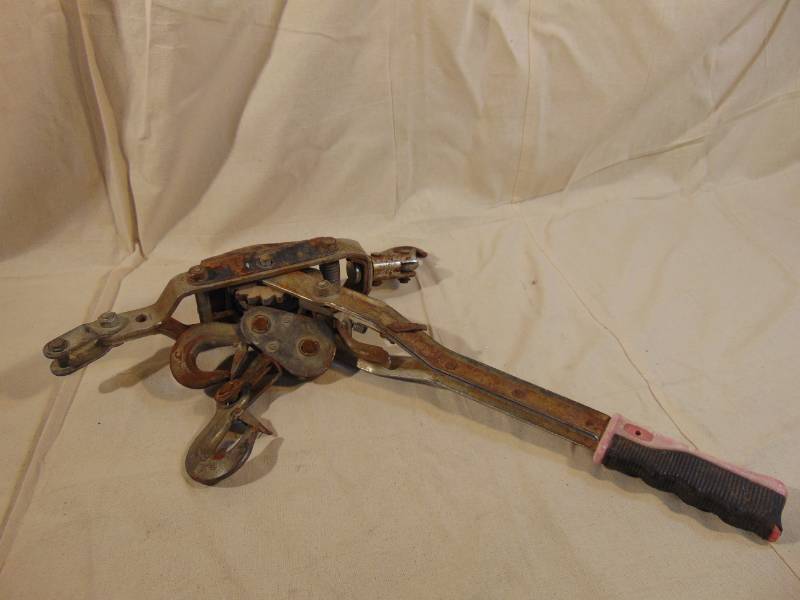 lot 9320 image: Heavy Come-A-Long (cant tell if theres supposed to be a hook on one end, but its a heavy one)