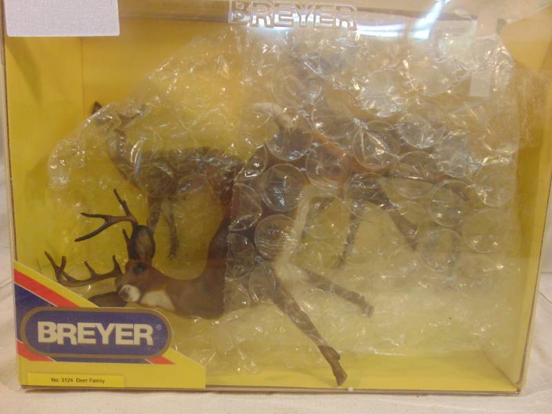 lot 9337 image: Breyer Deer Family In the Box