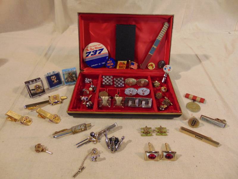 lot 9354 image: JEWELRY Tie Clips, Pins, Buttons, Awards, all in nice case.
