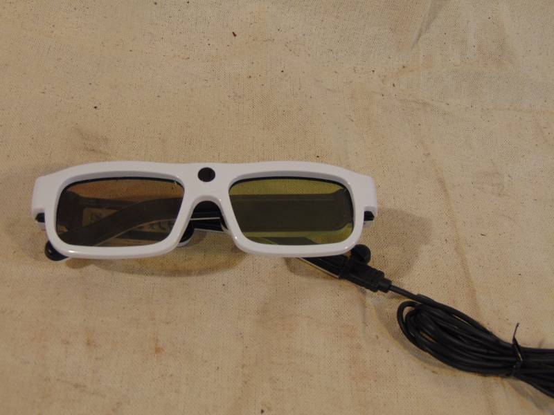 lot 9367 image: Xpand X104MX1 YOUniversal 3D Glasses - EXPENSIvE