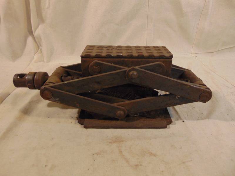 lot 9388 image: Scissor Jack - Handy - Gets under with Hydraulic Wont