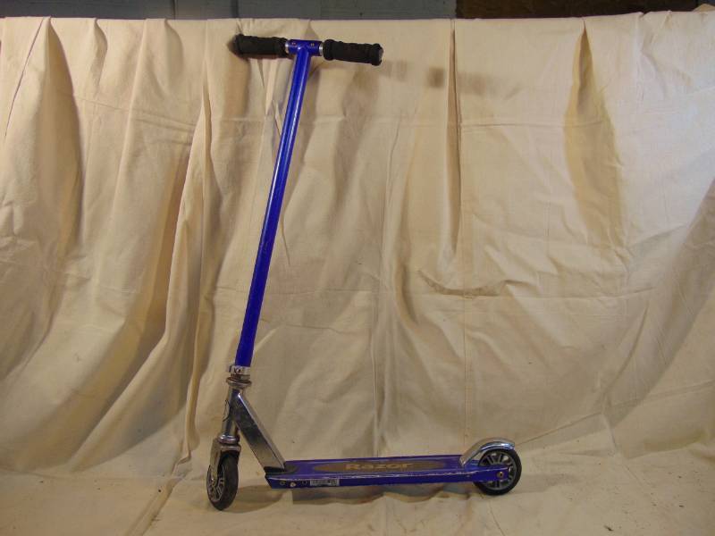 lot 9401 image: Razor Scooter
