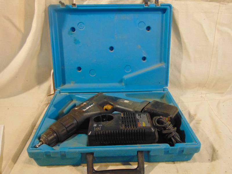 lot 9404 image: Bosch Cordless Drill in Case