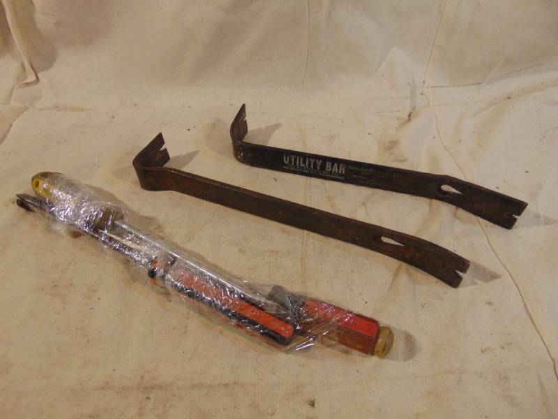 lot 9412 image: Pry Bars and Screwdrivers