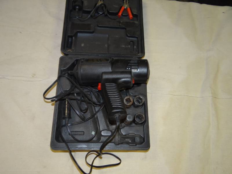 lot 9386 image: Electric Torque Wrench - 12 Volt - Run it from the Car