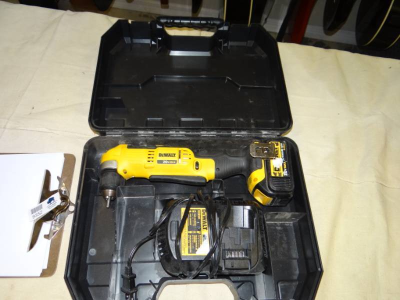lot 9352 image: Dewalt Cordless RIGHT ANGLE DRILL - 20v - VSR With Battery, Charger, and Case, looks like it works