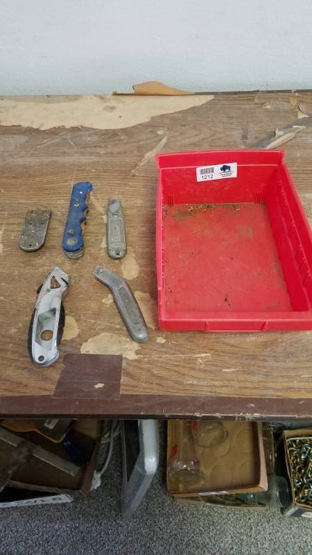 lot 1212 image: Tray with several blades