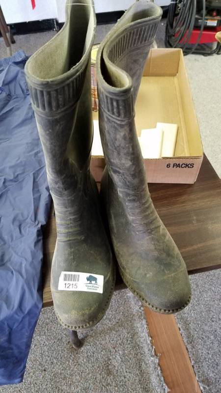lot 1215 image: Rubber Boots - Size 9
