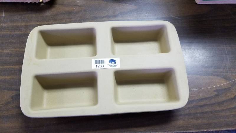 lot 1233 image: Pampered Chef - four loaf mini-loaf pan