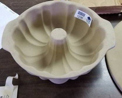 lot 1236 image: Pampered Chef - stoneware bundt pan