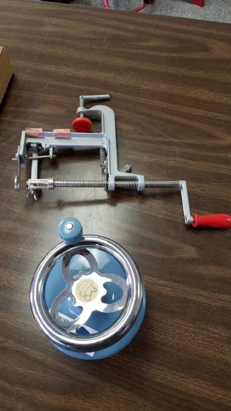 lot 1237 image: Apple CorerPeeler - Pampered Chef