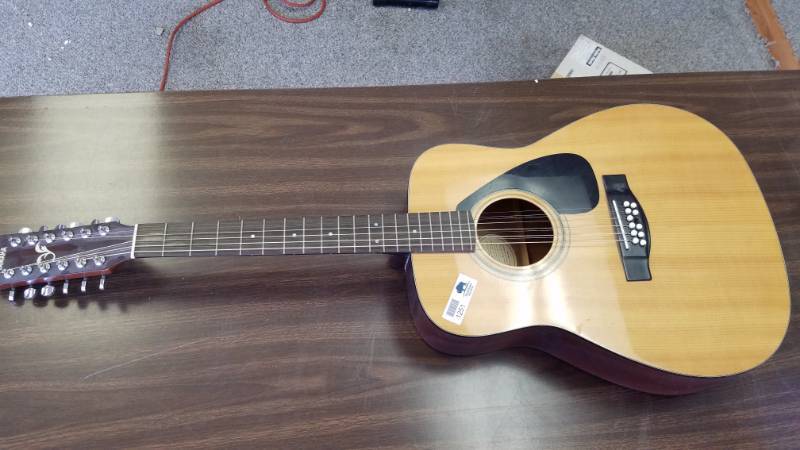 lot 1251 image: Guitar - Yamaha 12 String - NICE