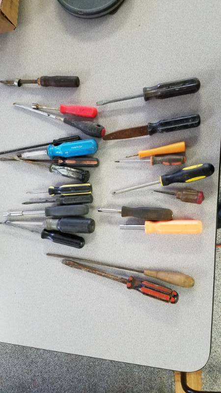 lot 1275 image: Screwdrivers Large Lot