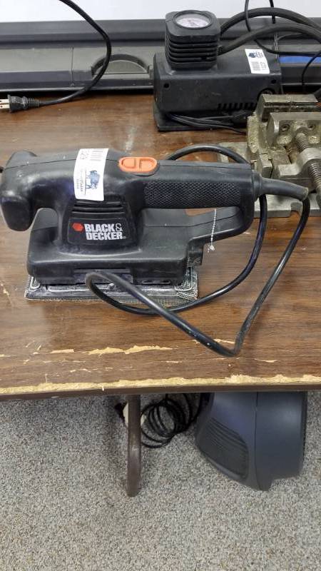 lot 1329 image: Black and Decker Sander