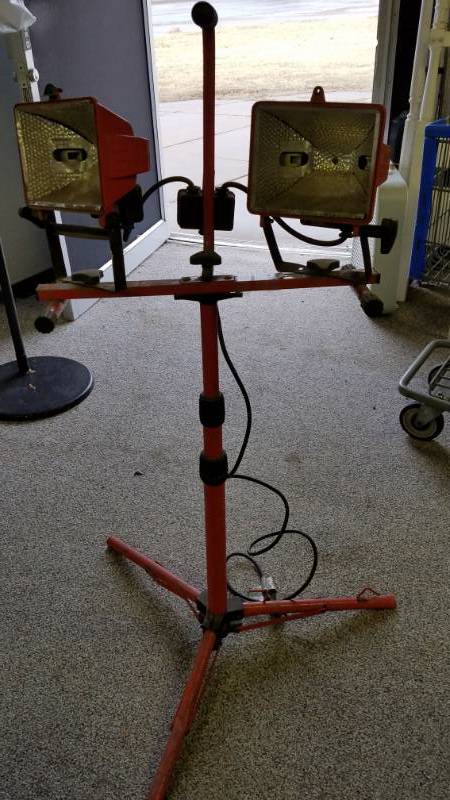 lot 1335 image: Light Tripod with Halogen Heads