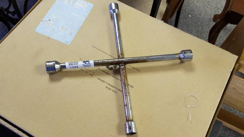 lot 1344 image: 4 Way Lug Wrench